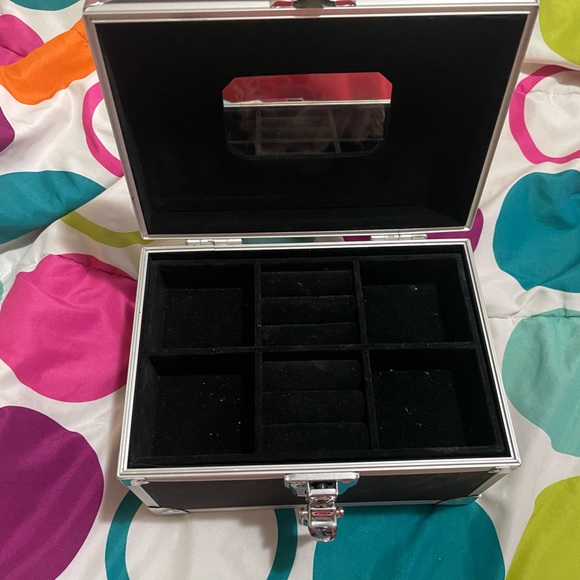 Vintage Makeup and Jewelry organizer - Picture 3 of 4